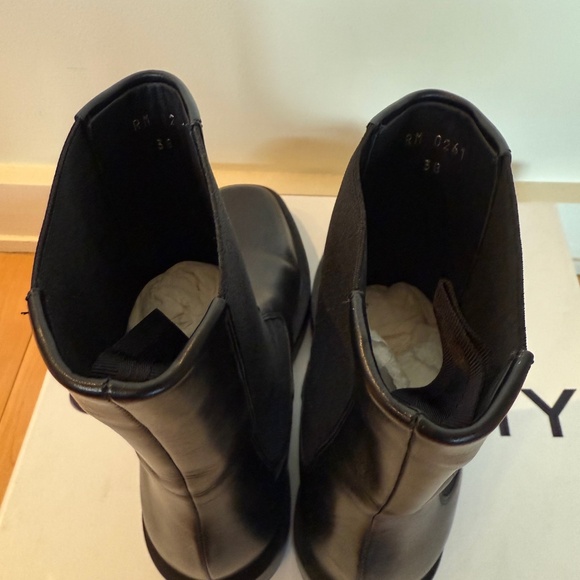 New Givenchy Squared Chelsea Ankle Boots Black Leather in size 38 - Picture 5 of 10